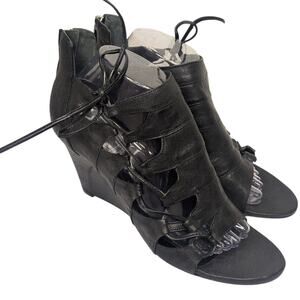 LATITUDE FEMME Women Size 9.5 Made in Italy Leather Upper Sole Wedge Sandals Blk